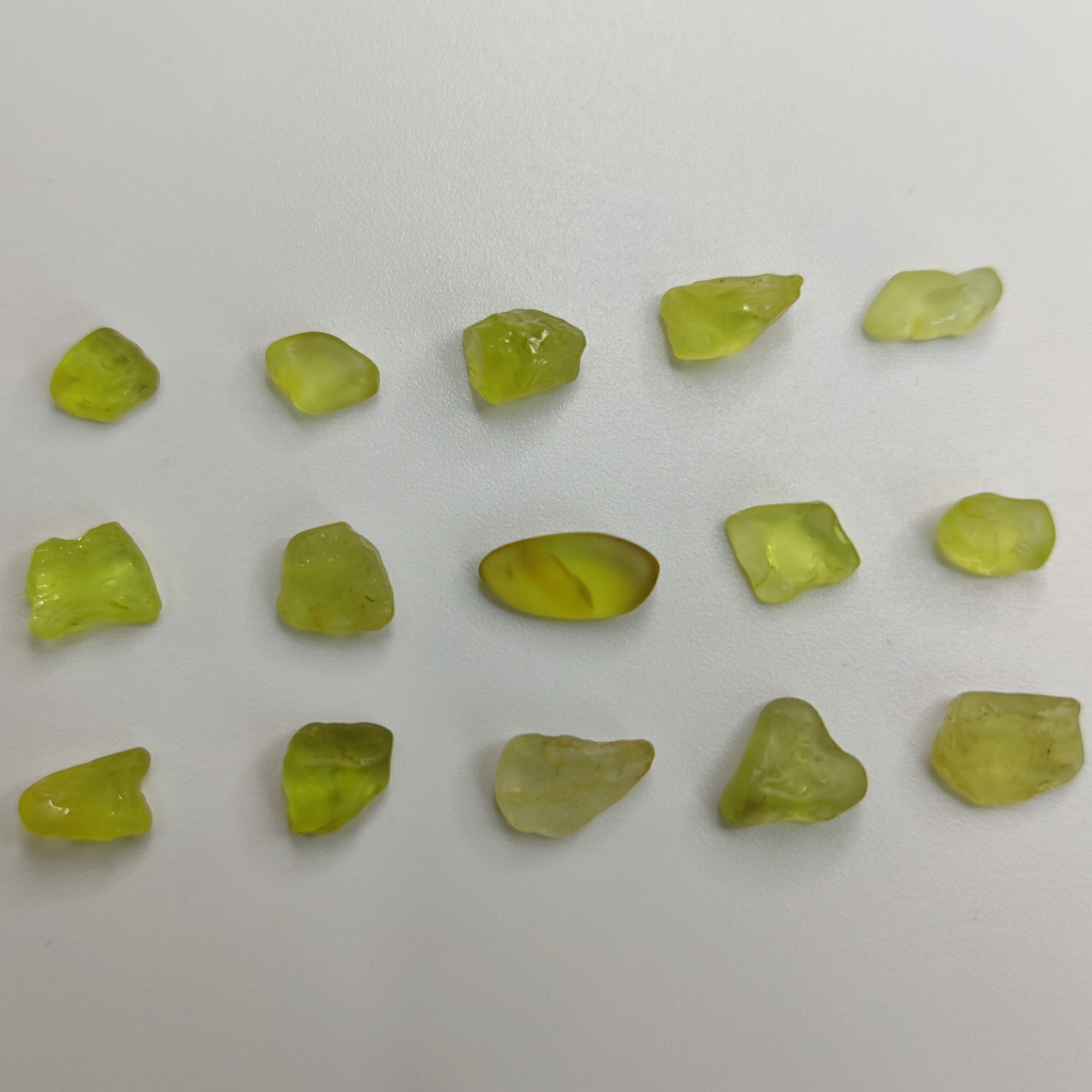 新しい天然クリソベリルレモンイエローグリーン原石希少鉱物標本
