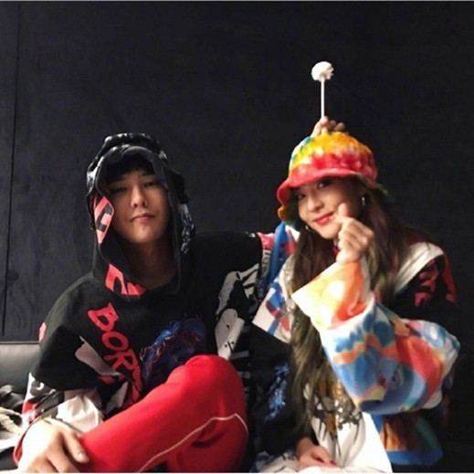 BIGBANG GD Quan Zhilong motte buổi hòa nhạc với cùng một đoạn lỏng graffiti chân dung nam giới và phụ nữ trùm đầu áo len áo áo len nam mỏng