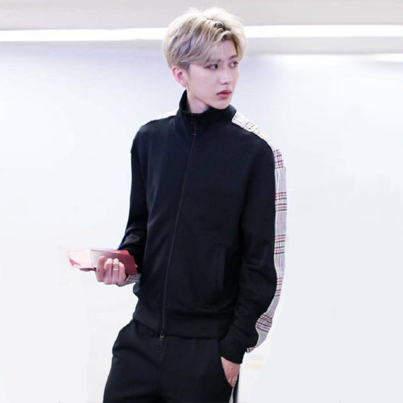 Mùa thu và mùa đông mới Cai Xukun ikun chụp đường phố sân bay với cùng một đoạn thể thao giản dị phù hợp với áo khoác nam màu đen và quần nữ quần jogger nam