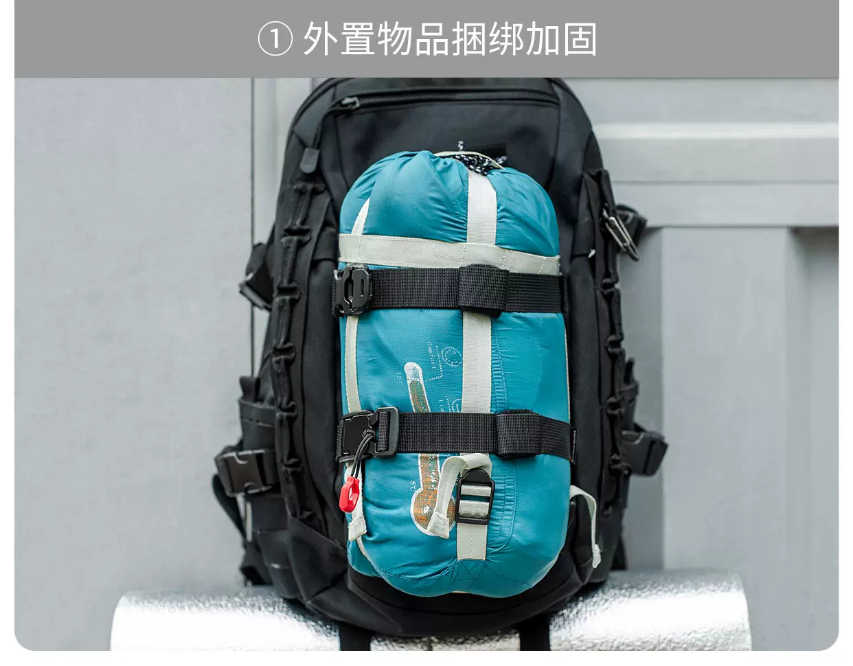 Mochila en uso en entorno de montaña con equipo completo