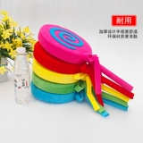 Спортивная встреча в школе детского сада, зачисленная в руку, удерживающая домашние места ранние упражнения.