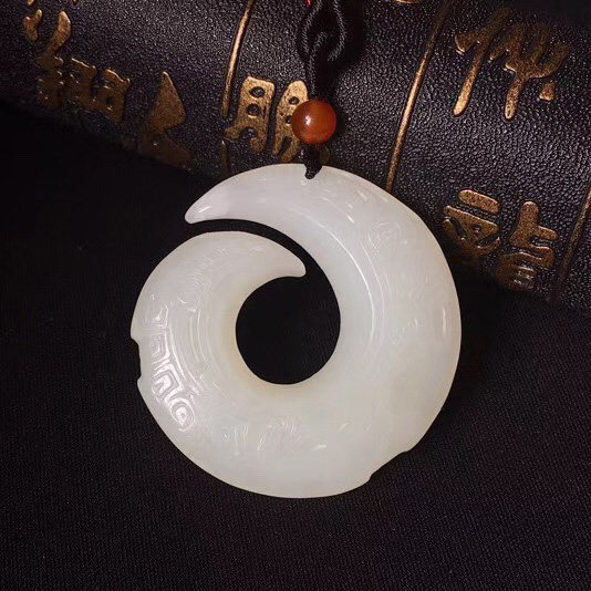 Natural and Tian Yu-jiu running pendant men's wheeled pendant female jade necklace