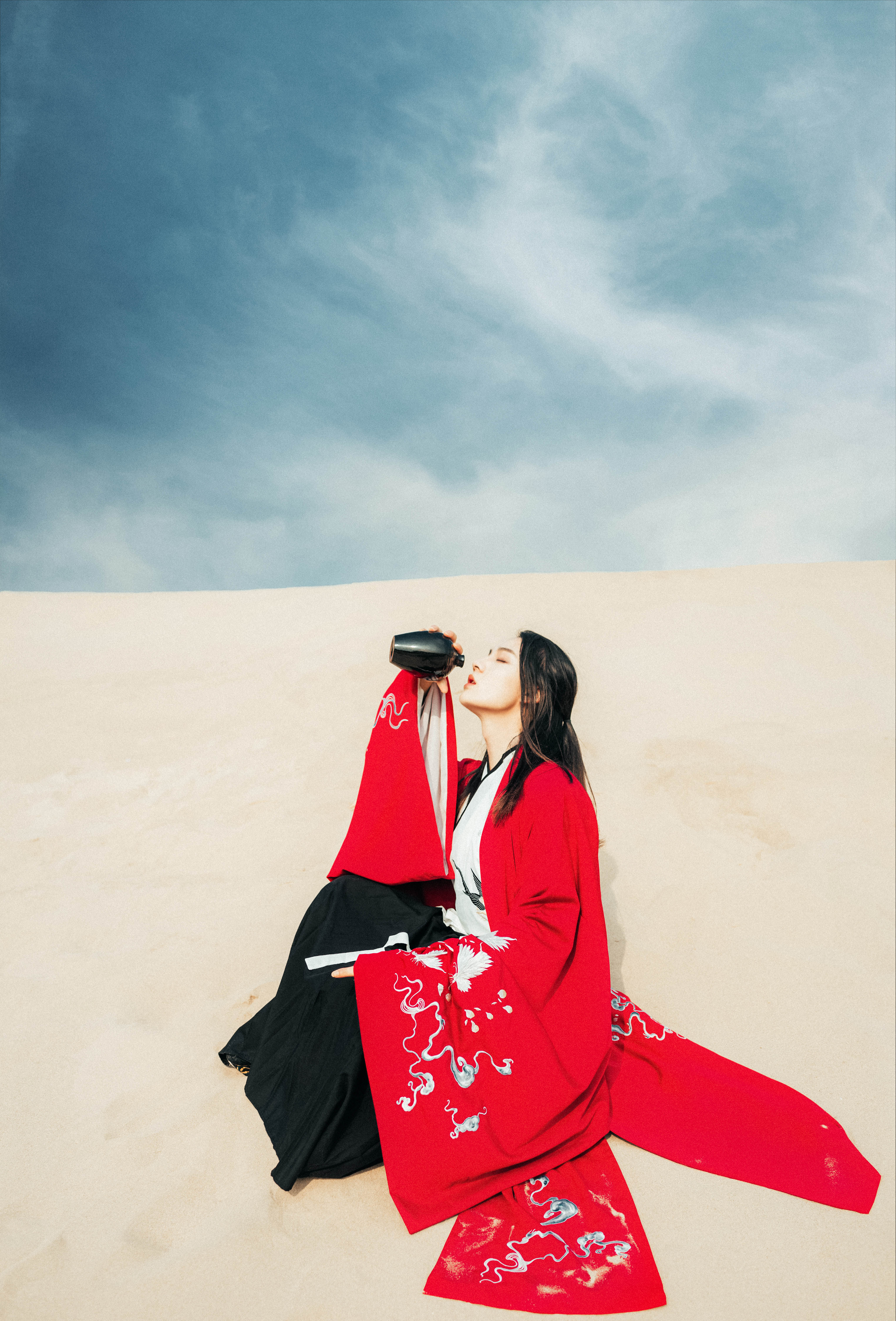 a).) The fall of the letterhead) Original hanfu (leading butterfly) son deer embroidered with bright cloak and male and female cp in the same spot