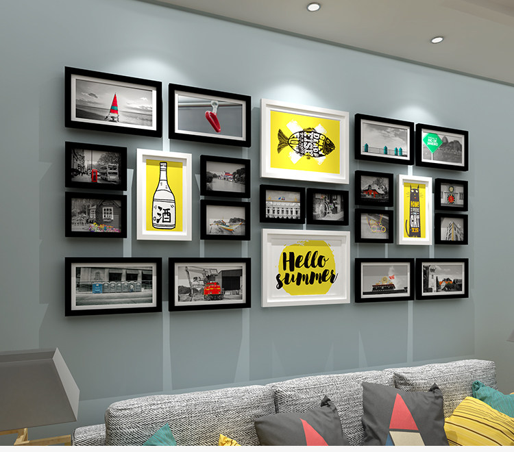 Фотография из натурального дерева, диван, настенная современная и минималистичная фоторамка 