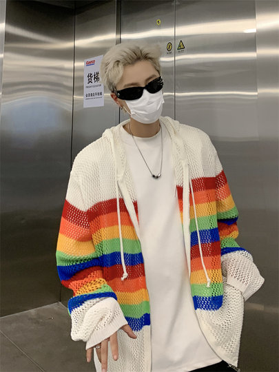 Regenbogen-Kontrast-gestreifte, hohle Strickjacke mit Kapuze für Herren, trendige Dopamin-Pulloverjacke für japanische Paare im Frühling und Herbst