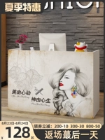 Маленький магазин одежды в супермаркете, салон красоты, на стойке, на столах небольших баров для маленьких и современных, современных и современных