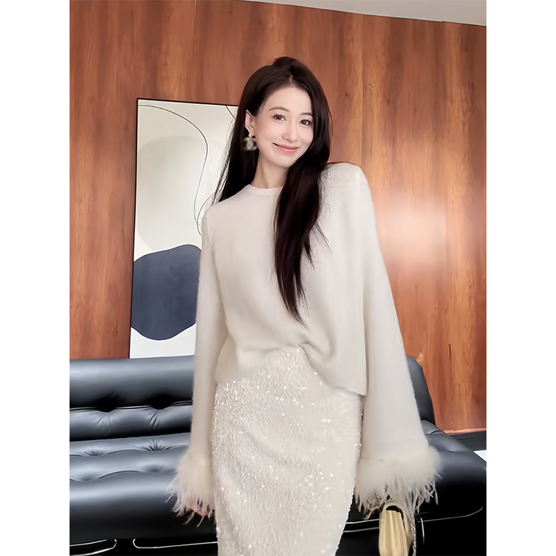 French-Style Patchwork Feather Sleeve Soft Sweater for Women, Autumn and Winter Loose Design, Niche High-End Pullover Round Neck Top French-Style Patchwork Feather Sleeve Soft Sweater for Women, Autumn and Winter Loose Design, Niche High-End Pullover Round Neck Top