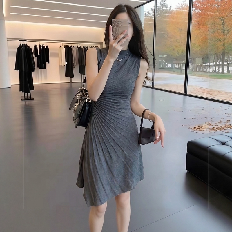 French-Style Light Mature Style Gray Sleeveless Dress for Women, Summer Waist-Cinching Design, Niche Pleated Irregular Tank Dress
