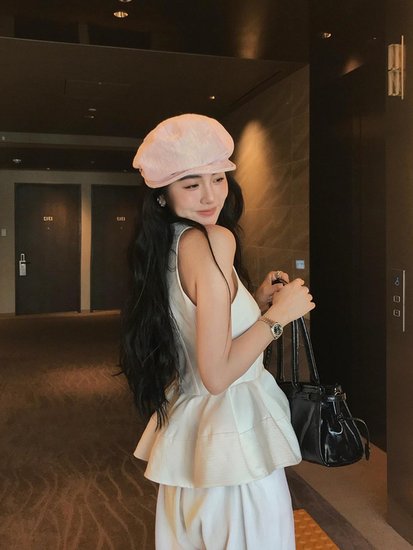 French-Style Sleeveless Shirt for Women, Summer 2024 New Style, Waist-Cinching Design, Niche Ruffle Edge, Elegant Short Top French-Style Sleeveless Shirt for Women, Summer 2024 New Style, Waist-Cinching Design, Niche Ruffle Edge, Elegant Short Top