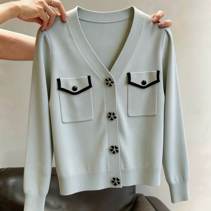 Light Luxury Style V-Neck Knitted Cardigan for Women, New Autumn Design, Niche Style, Long Sleeves, Double Pockets, Petal Buttons, Slimming Top