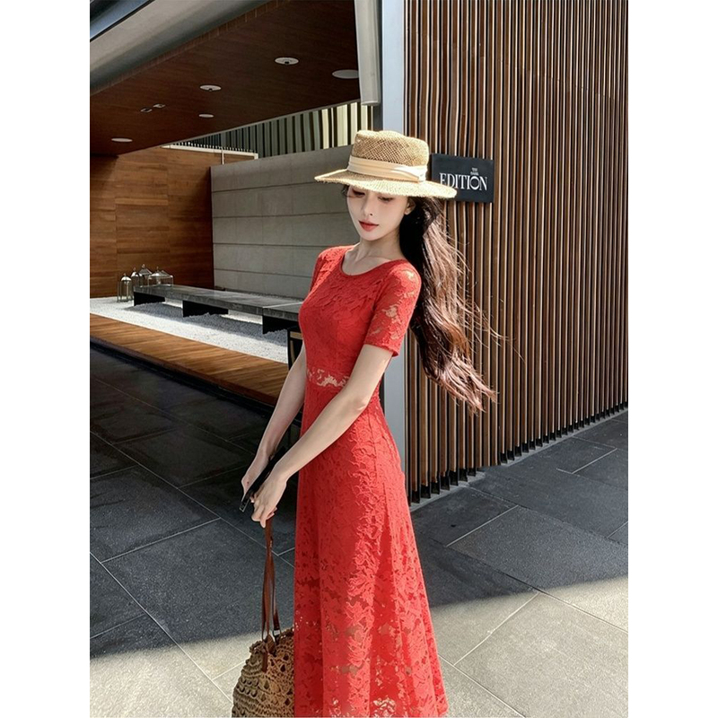 Red Bright High-End Lace Dress with Round Neck, Short Sleeves, Waist-Cinching, Slimming Effect, Hollow-Out Design, Suitable for Work and Dates, Long Dress