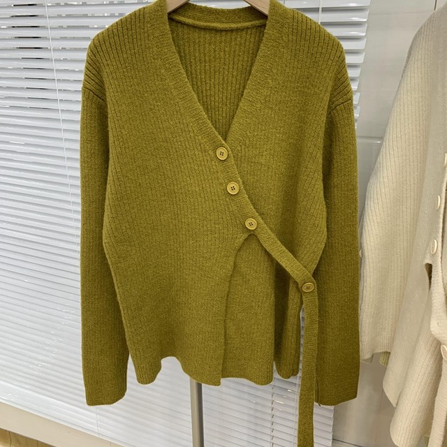 V-neck knitted cardigan jacket female autumn new Korean style design sense irregular oblique buckle solid color thin fashion sweater