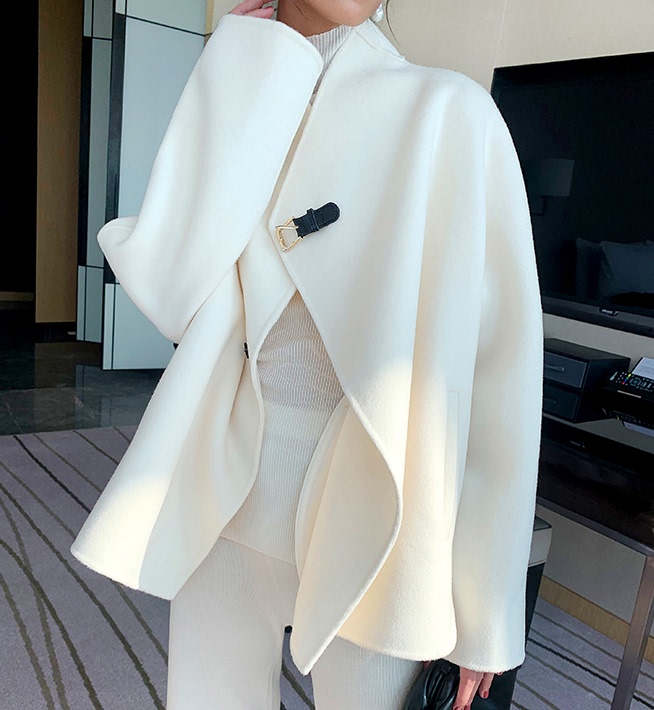 Brand Discount Store Clearance, Stand-Up Collar, Leather Strap, Stylish Design, Woolen Short White Coat for Women