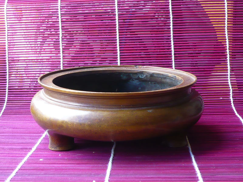 Pure bronze incense stove 500 gr High imitation three foot large Ming Xuande stove with large and fragrant seal