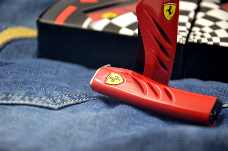 Marlboro Ferrari chung sơn kim loại chống gió thẳng vào cá sấu sáng tạo bơm hơi những chiếc bật lửa độc và lạ