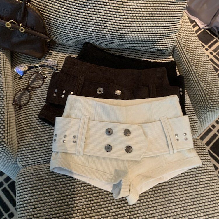 Wide Belt Buckle Low-Waist Hip-Hugging Corduroy Shorts for Women, New Winter 2025 Style, Trendy Hot Pants for Commuting and Versatile Wear