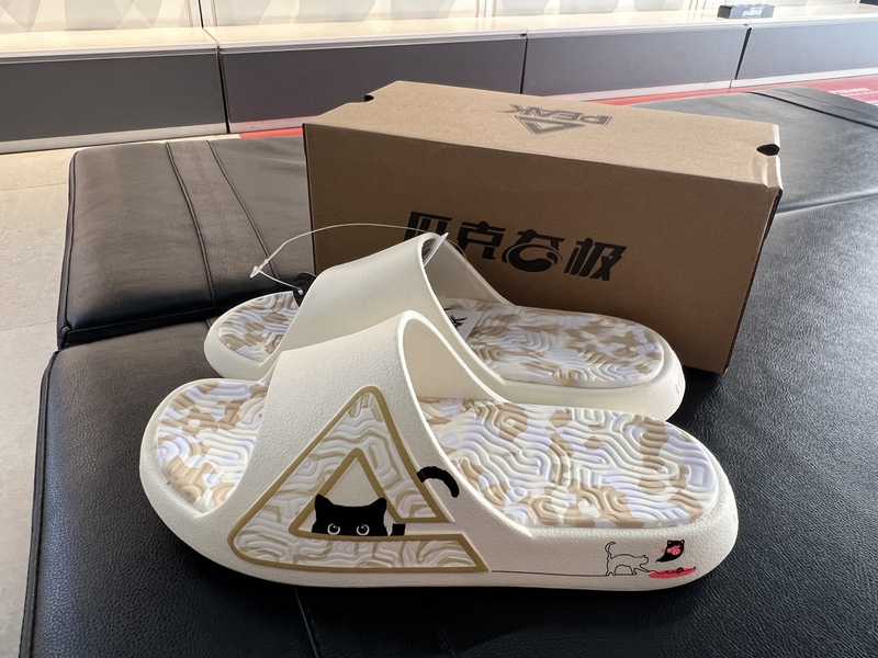【Wu Xuanyi's Style】Peak Tai Chi Slippers, Lucky Cat Design, New Outdoor Non-Slip Beach Sandals, White and Yellow