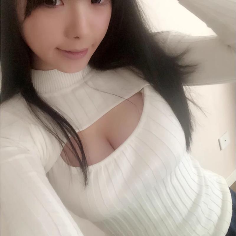 New Autumn and Winter Open-Chest Knit Sweater for Women, Fashionable and Sexy, Revealing Chest, Slim Fit, Long-Sleeved, Versatile Base Shirt, Trendy