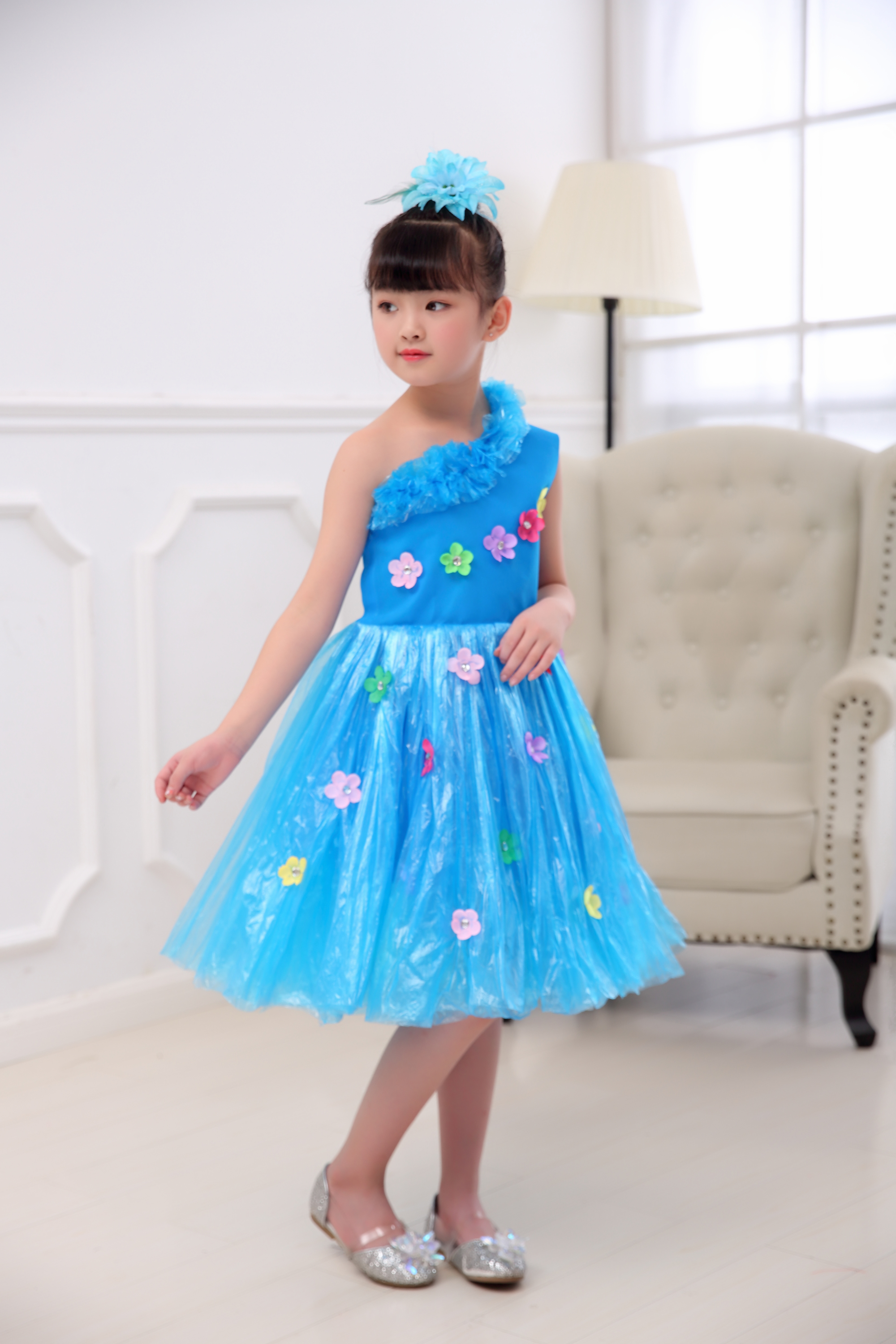 Trang phục bảo vệ môi trường mới cho trẻ em trình diễn thời trang túi nhựa làm bằng tay tự chế thời trang trẻ em