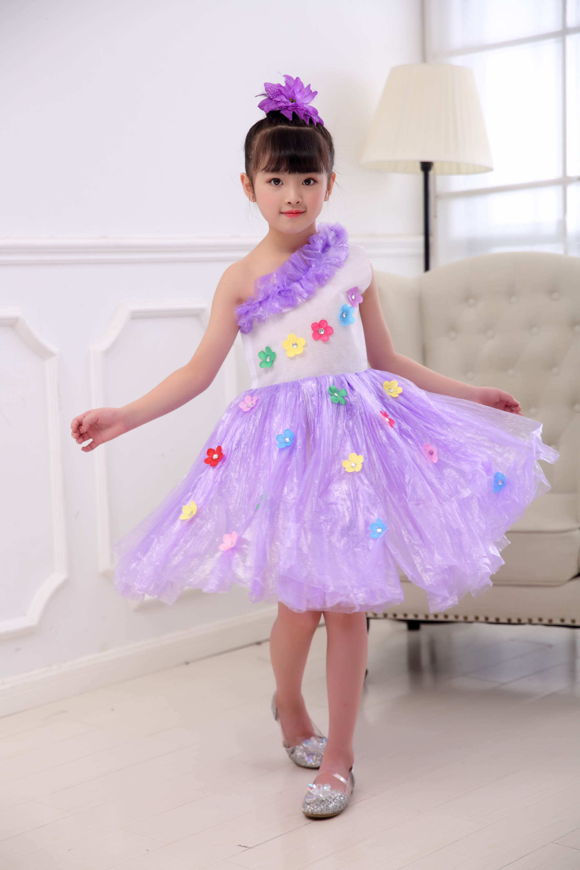 Trang phục bảo vệ môi trường mới cho trẻ em trình diễn thời trang túi nhựa làm bằng tay tự chế thời trang trẻ em