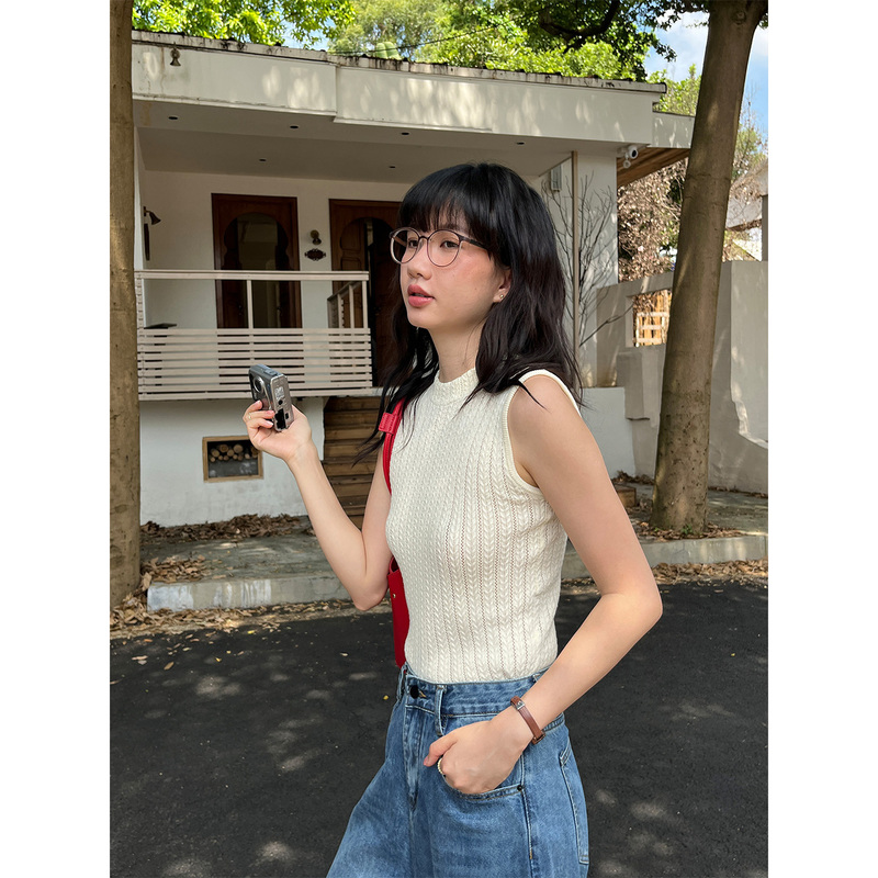 Autumn Light Apricot Color Slimming Half-High Collar Sleeveless Knitted Vest for Women, Suitable for Outerwear, Stretchy and Form-Fitting, Can Be Worn as an Inner Layer or as a Top