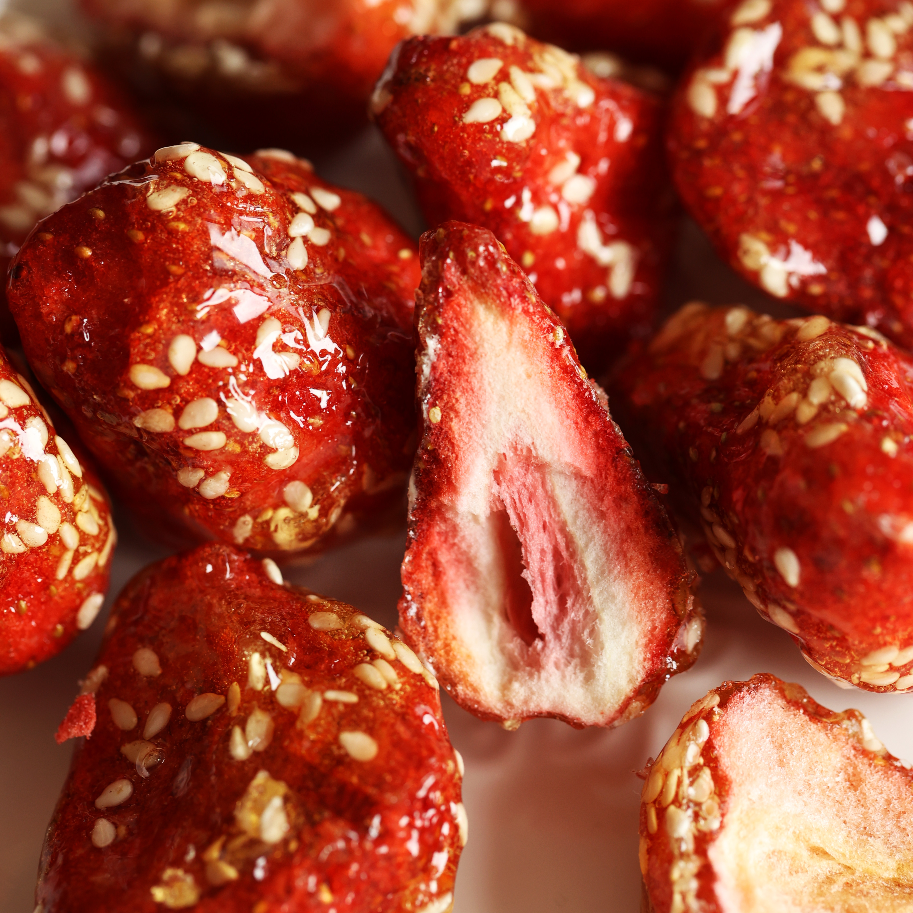 A mouthed and crunchy freeze-dried icing sugar strawberry a whole strawberry to make a gourd snacks office pursuit