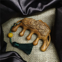 Meridian comb to send girlfriend (lotus flower) green sandalwood carpenter gold silk sandalwood massager wood comb through breast head treatment neck hand shoulder