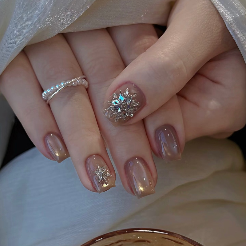 Snowflake Ice Diamond Snowflake Christmas Handmade Nail Art Pieces Elegant Nude Color Gel Finished Short Wearable Nails
