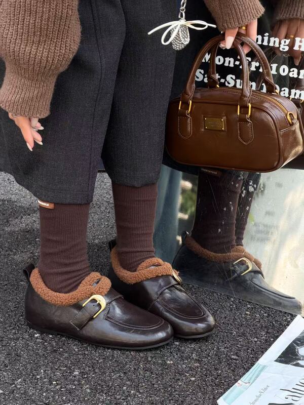 Lamb Wool Edge Loafers for Women, New Winter Style, Black Soft Leather Flat Shoes, Retro Belt Buckle, Warm Furry Shoes