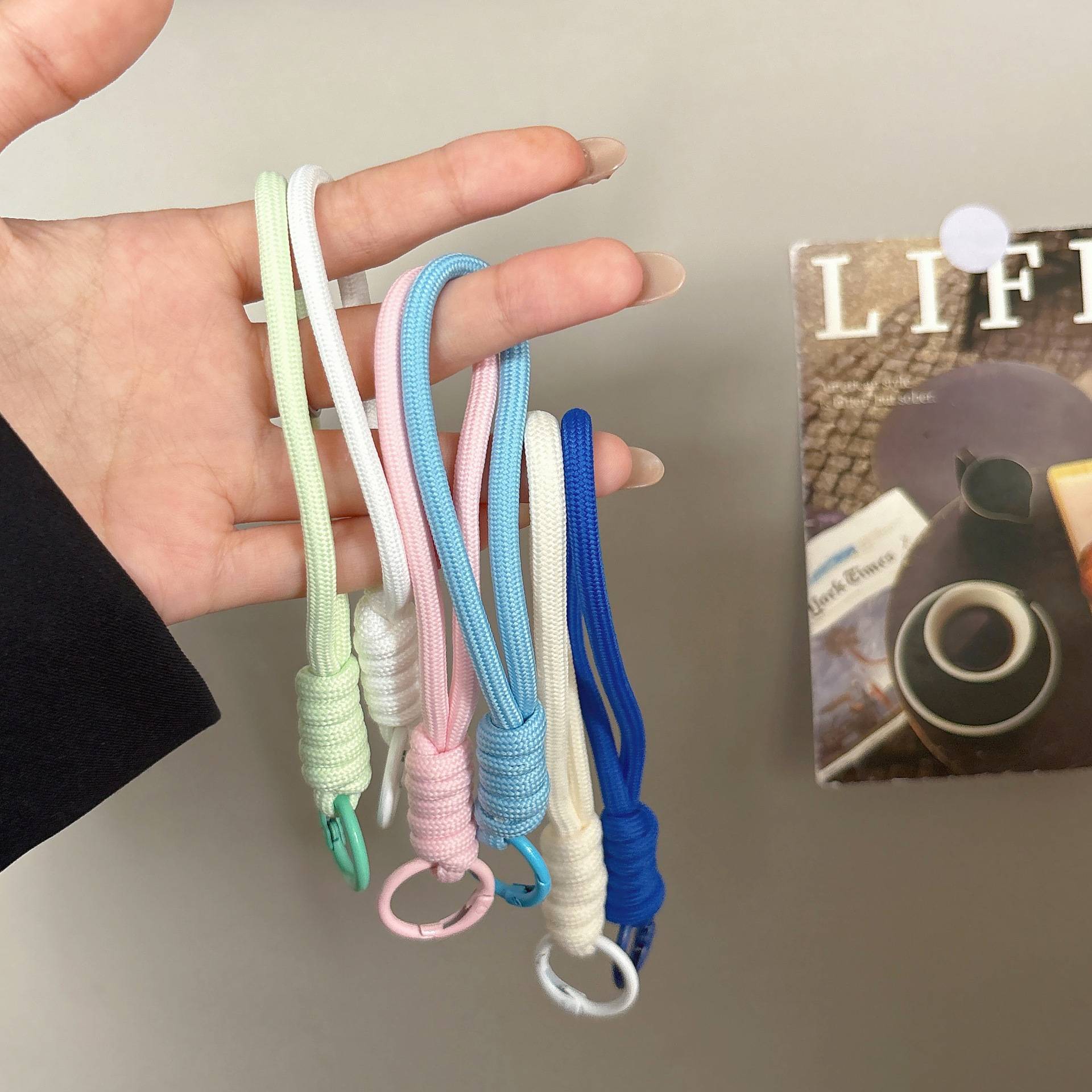 Factory ready stock short keychain lanyards, various solid color woven hand bowl rope lanyards, hand hanging anti-lost ropes, bag ropes