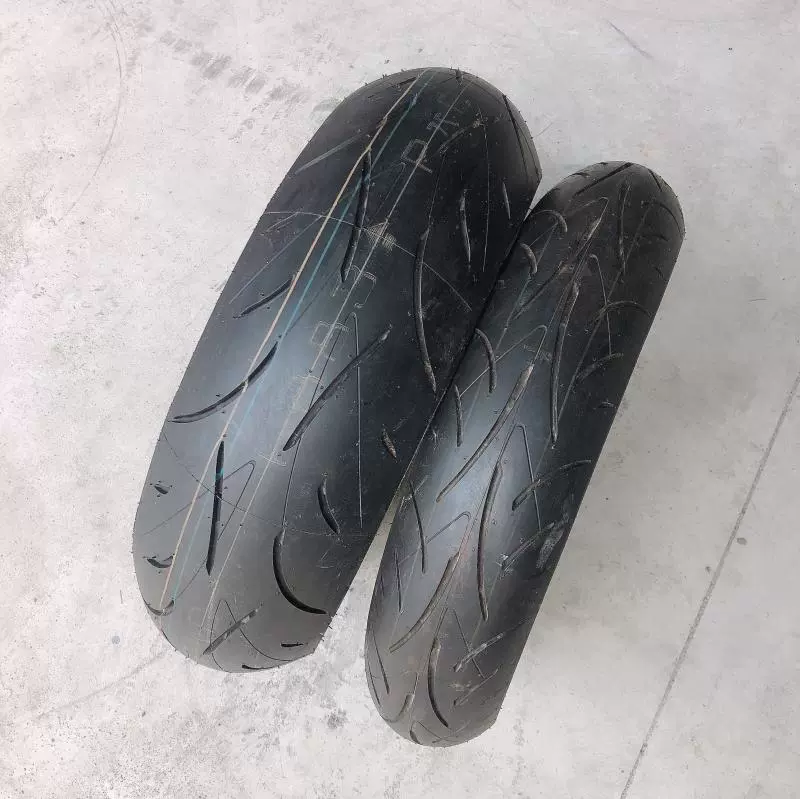 Lốp xe máy Bridgestone 120/70/17 180/190/200/55/17 lốp chân không nóng chảy bán nóng - Lốp xe máy