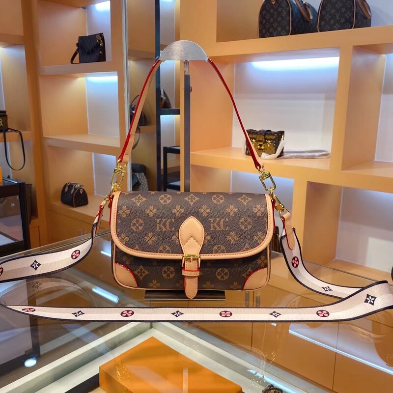 Hong Kong It Purchasing Agent 2026 New Model Niche Super Popular White Tri-Color Underarm Baguette Bag Trendy Printed Shoulder Crossbody Bag