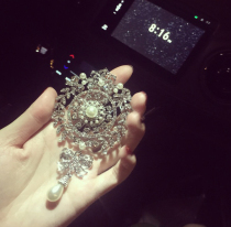 Autumn Winter Net Red Identical Crown B-letter Brooch Large Note Shield Baroque Water Drill Pearl Chest Flower Silk Scarves