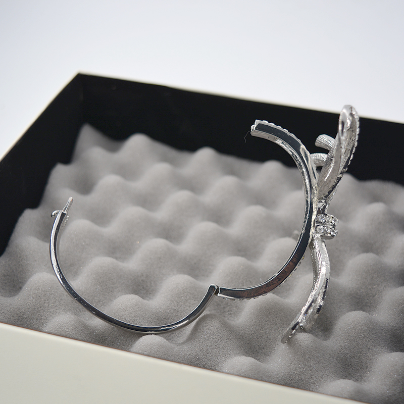 Tùy chỉnh độc quyền Châu Âu và Mỹ lớn zircon cung đầy đủ kim cương dát bạc Vòng đeo tay mở Vòng đeo tay Nữ vòng gỗ