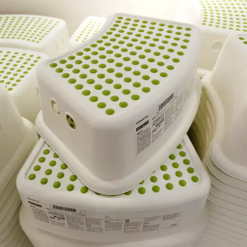 Кручное вскармливая столовая табуретка питается ногами. Беременная женщина грудное вскармливание табурет -табурет.