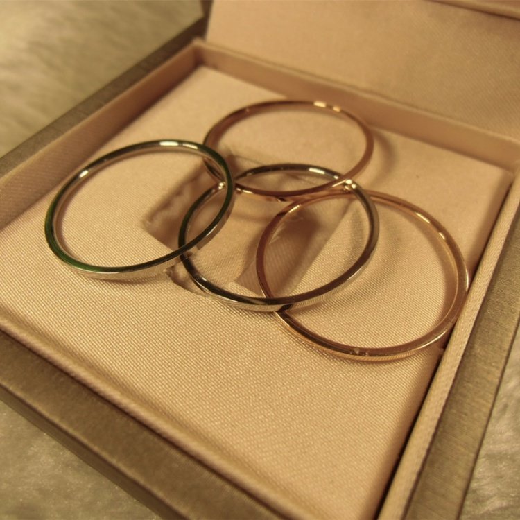 Đôi người rất đẹp bằng thép titan cặp nhẫn nữ mạ vàng hồng 18k ngón giữa nhẫn đơn giản mịn siêu mịn vòng đuôi nhẫn cưới đẹp