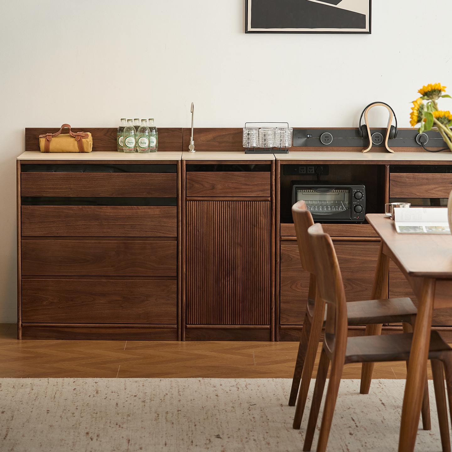 复古黑胡桃木纹餐边柜：厨房里的智慧枢纽