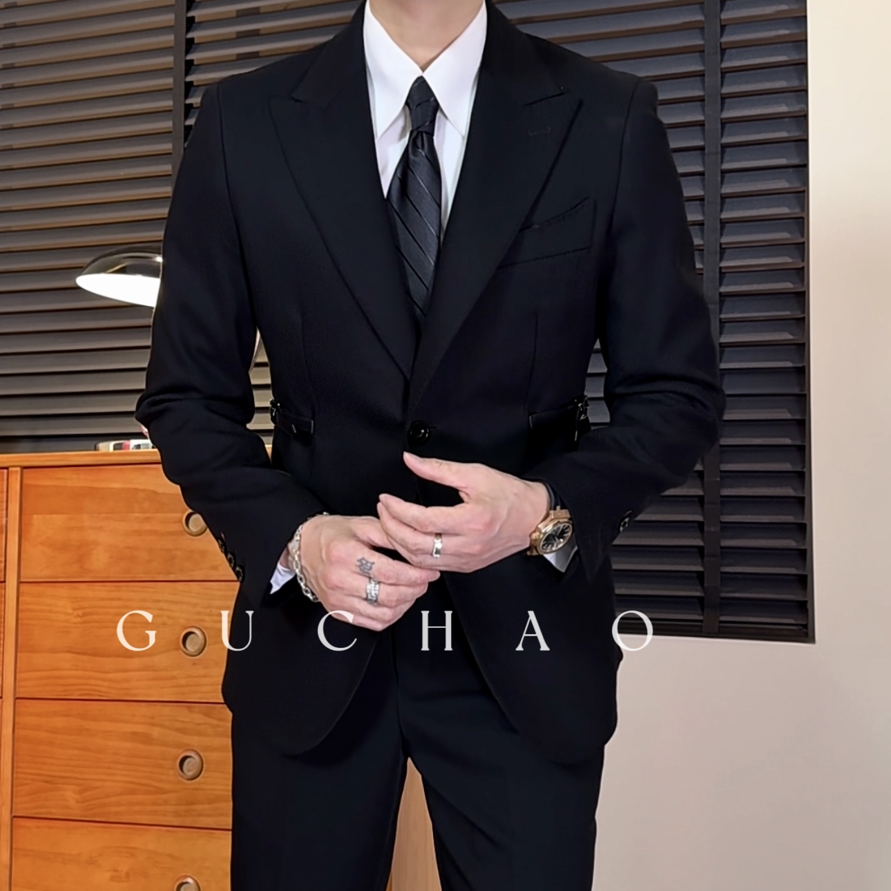 时尚之巅：婚礼男士服饰中的细节艺术