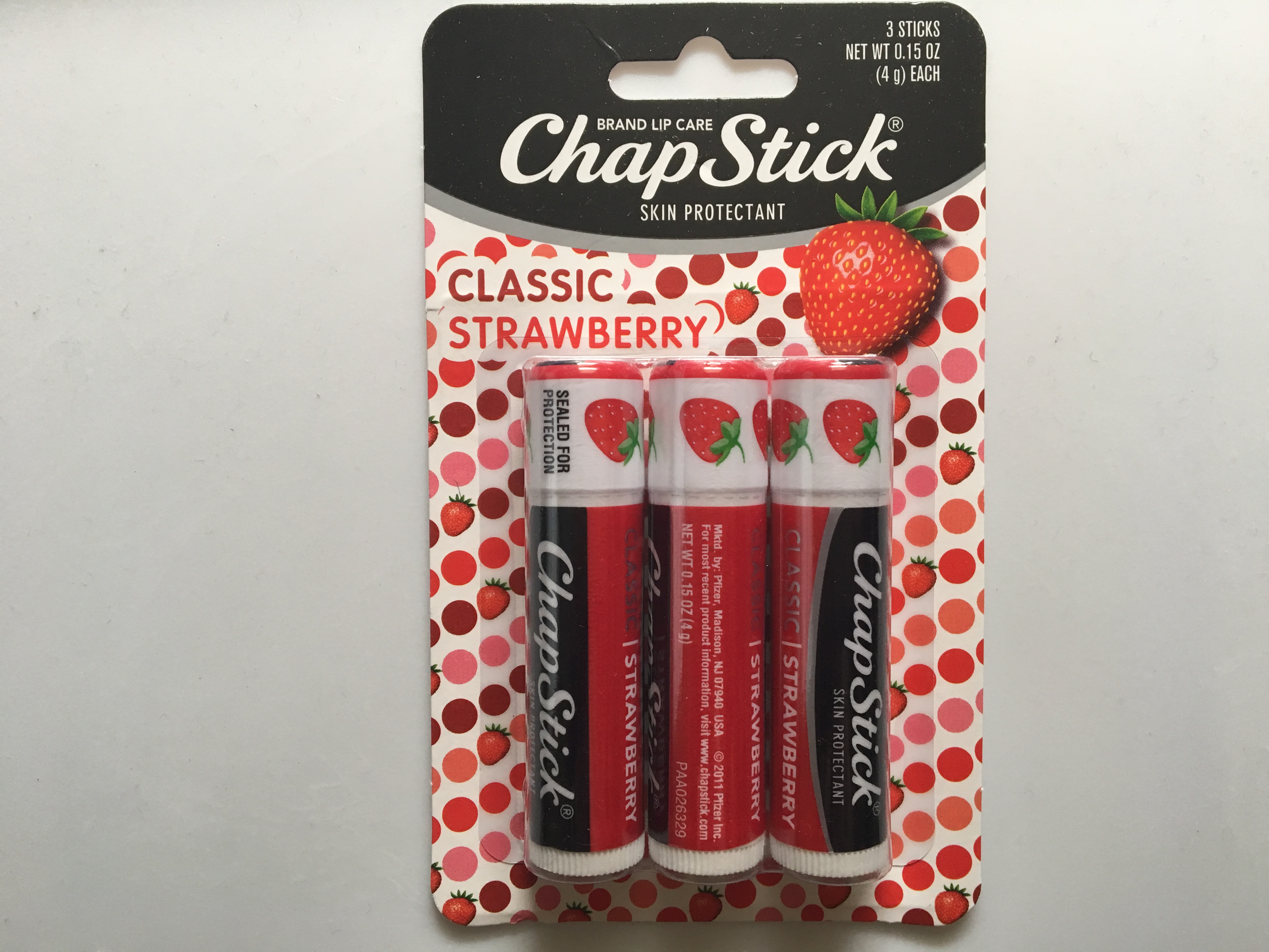 вазелин для губ с клубникой. блеск для губ детский. губы со вкусом клубники. женские губки. бальзам для губ со вкусом.