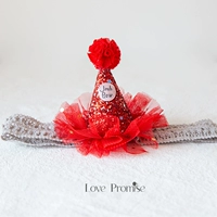 Красная шапочка и повязка на голову подходят для малышей с небольшими волосами.