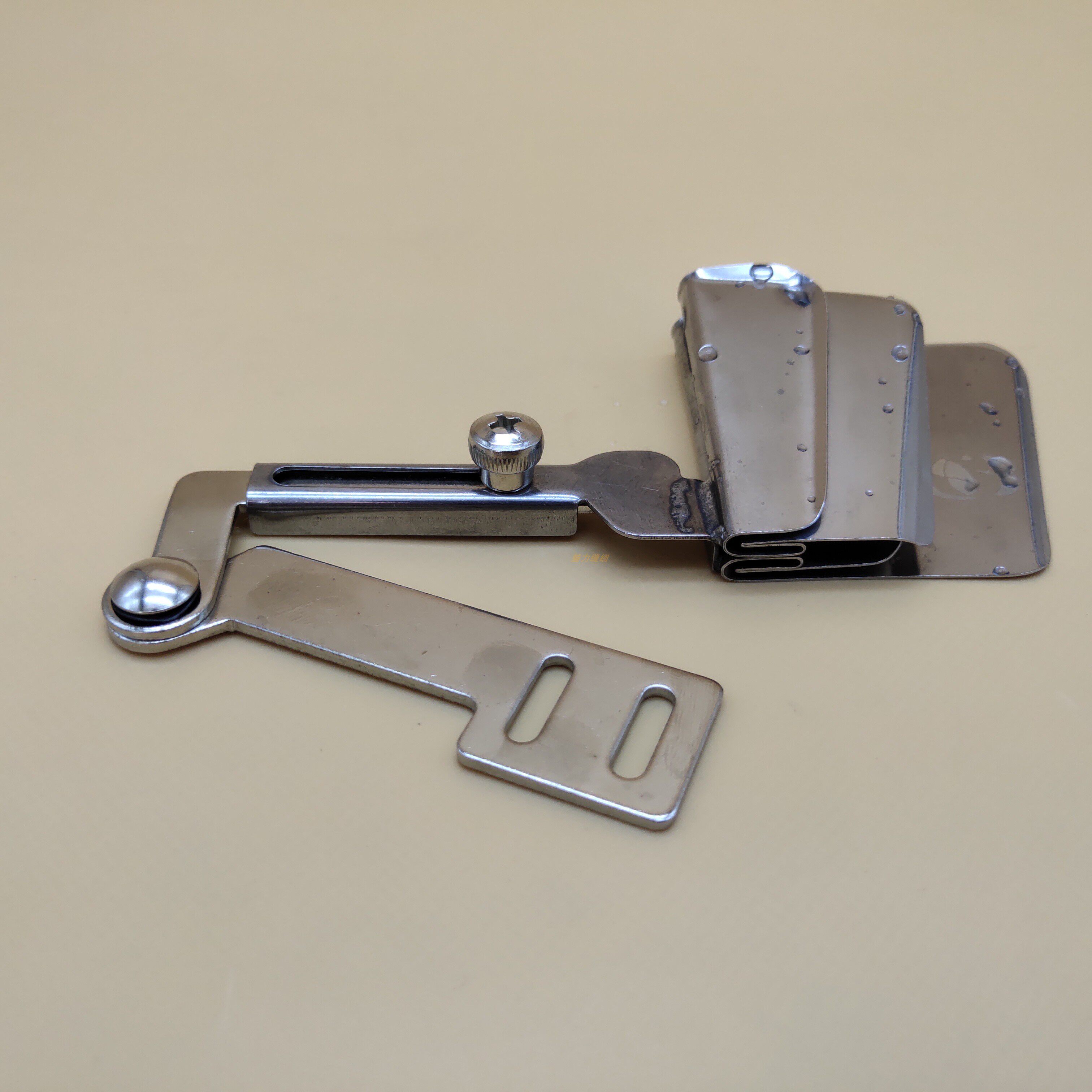 Industrial flat car synchronous car seam pulling cylinder Double-layer cloth crimping artifact seam upper cloth folding lower layer cloth