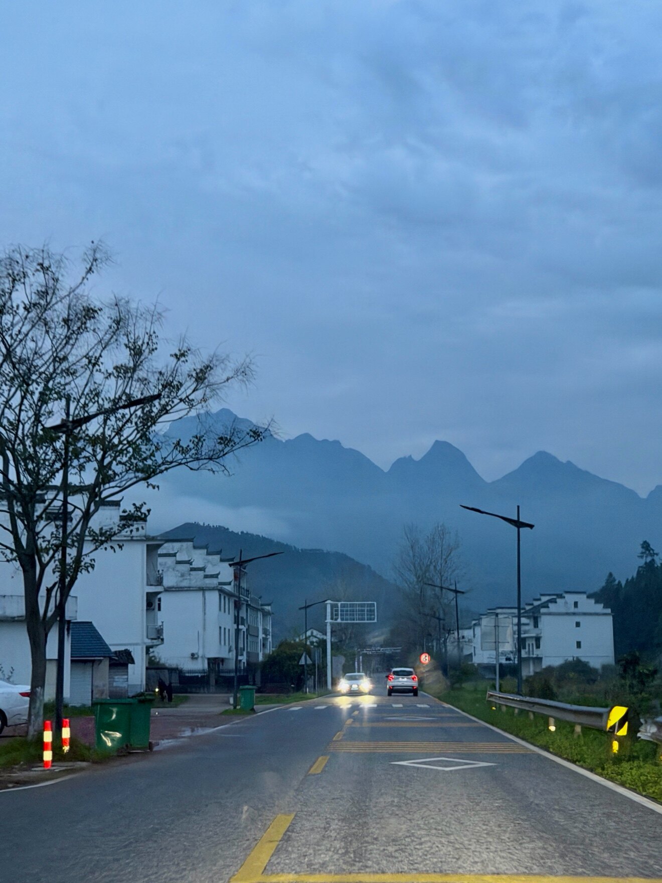小镇烟雨陶瓷店