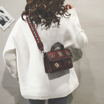 Hong Kong Tide Brand Pop Bag Women 2022 New Wide Shoulder Strap Casual Versatile Cross-body Carry Vintage Small Square Bag