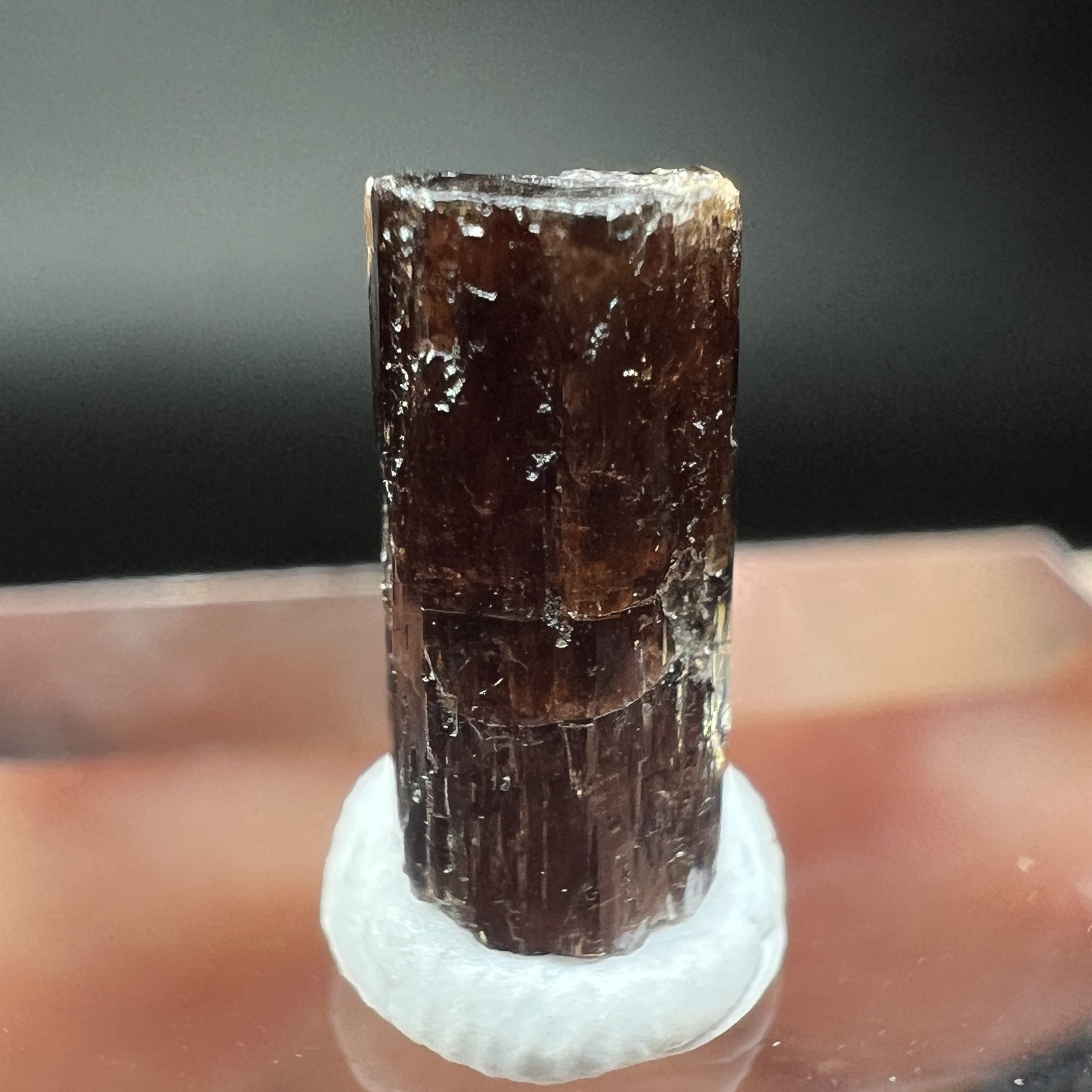 希少な大型結晶のパイナイト（アルミニウム・ホウ素・ジルコニウム・カルシウム鉱物） - 美しい鉱物結晶。