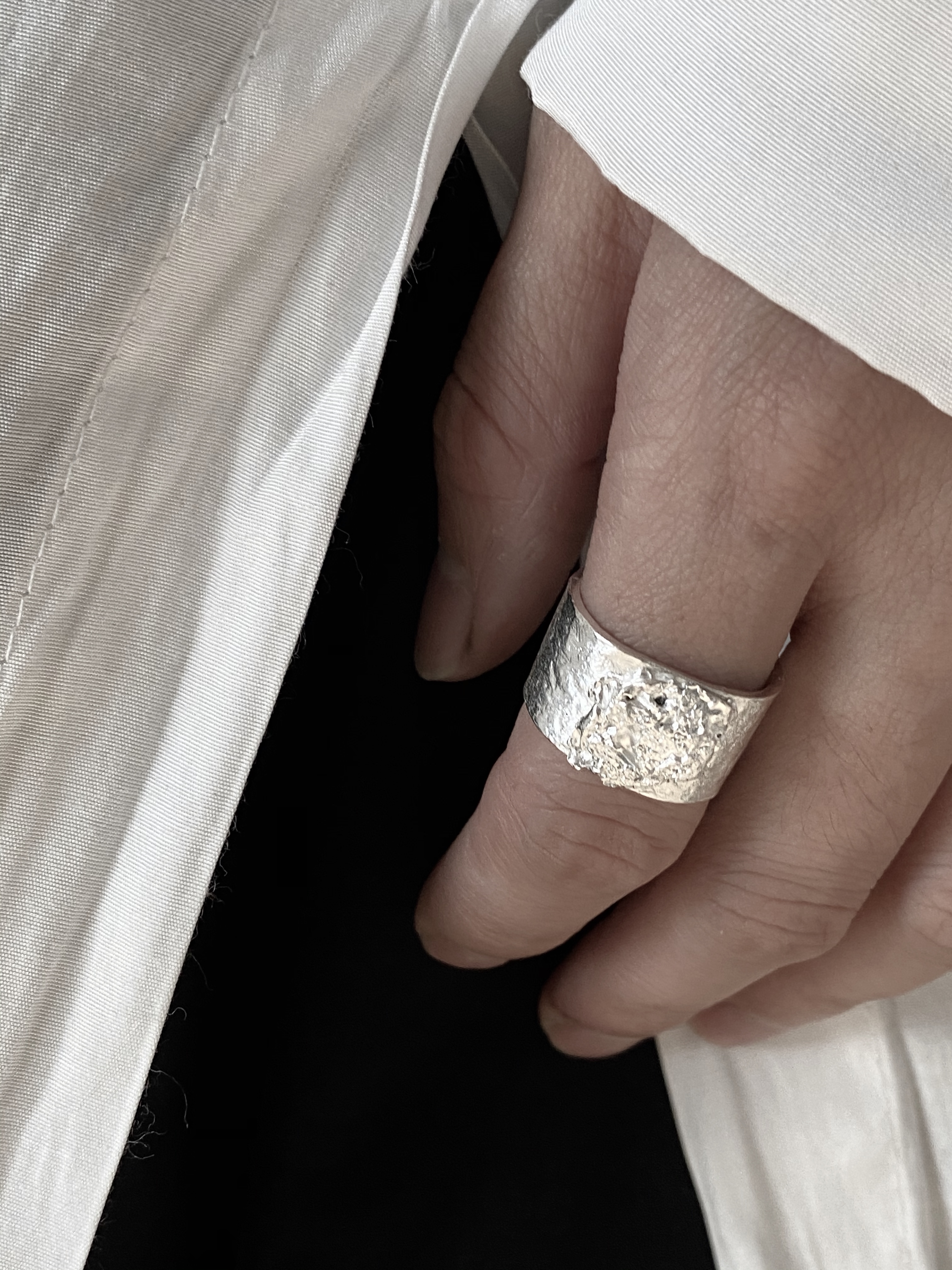 This decoration 2020 autumn and winter original design rock texture handmade sterling silver opening adjustable couple ring