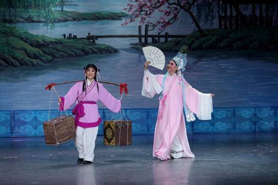 Yue opera u disk Chinese classic opera drama Yue opera audience middle-aged and elderly people watching drama machine home car U disk