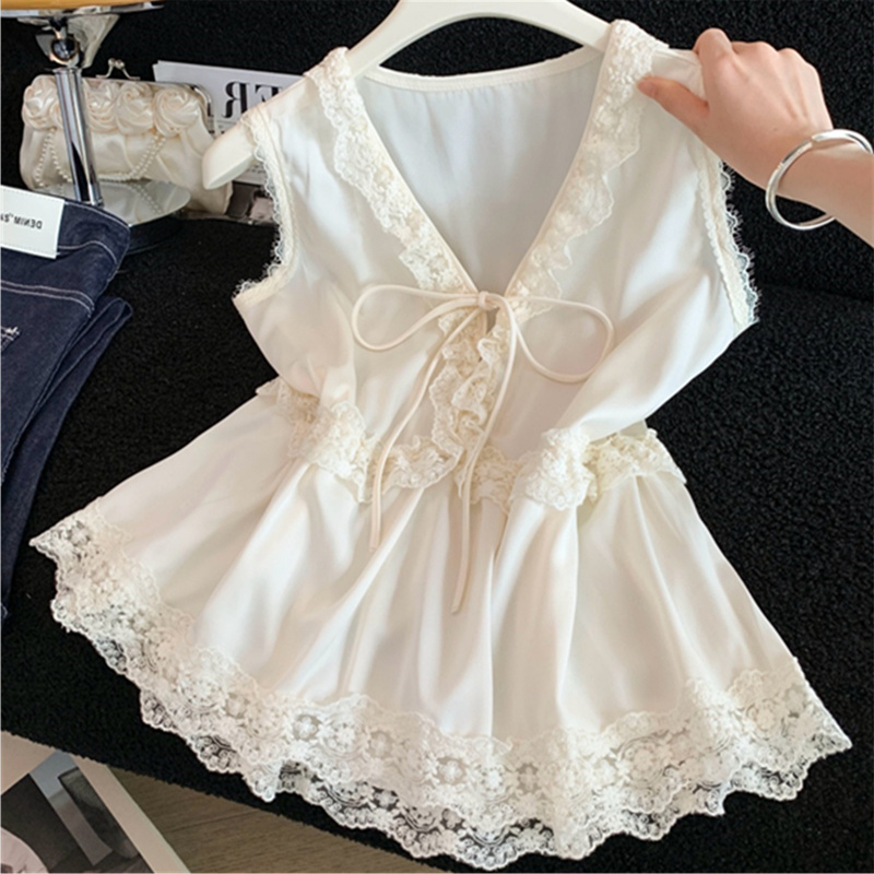 Shenzhen Nanyou High-End Women's Clothing with a Western Style, Retro Lace Splicing V-Neck Sleeveless Shirt, Summer Fairy-Like Base Shirt