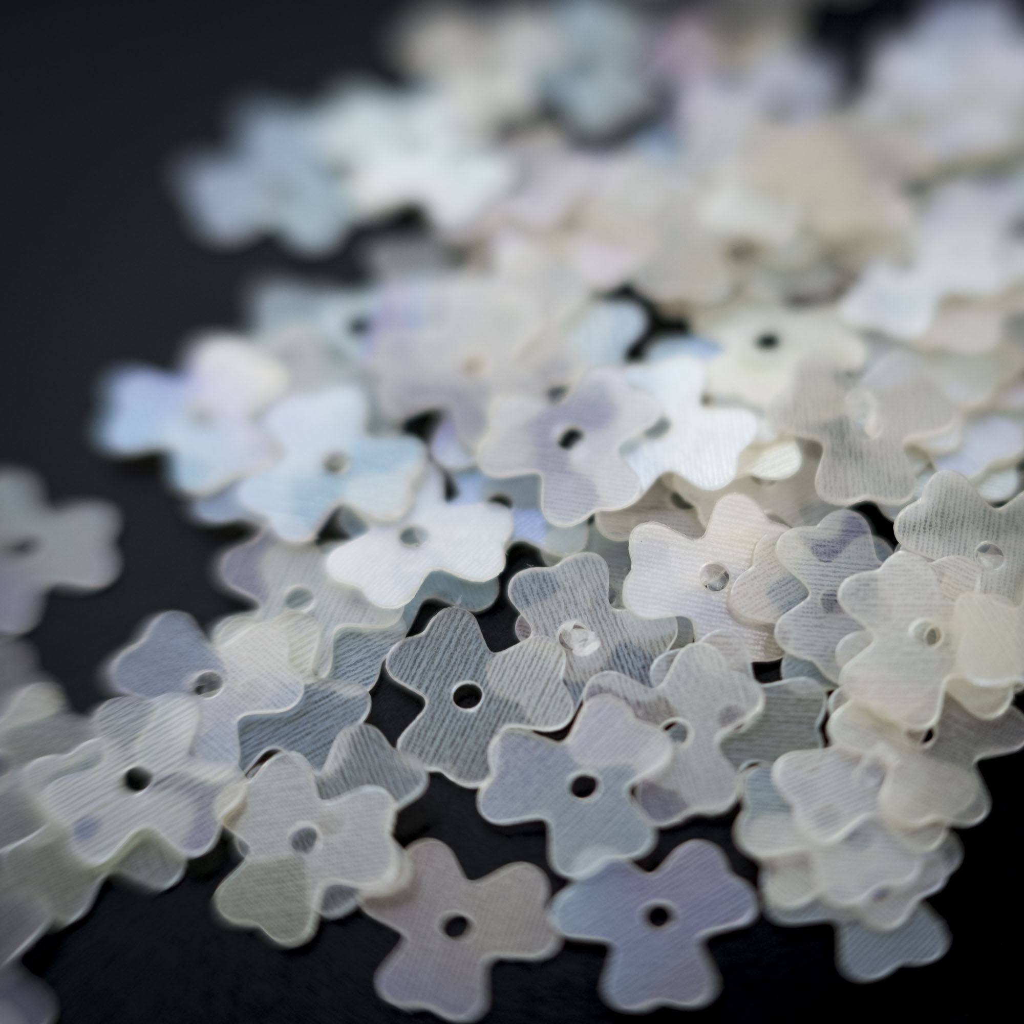 Method embroidered flower type bright sheet material clothing accessories high temperature resistant translucent color beachcolor profiled bright sheet 10g