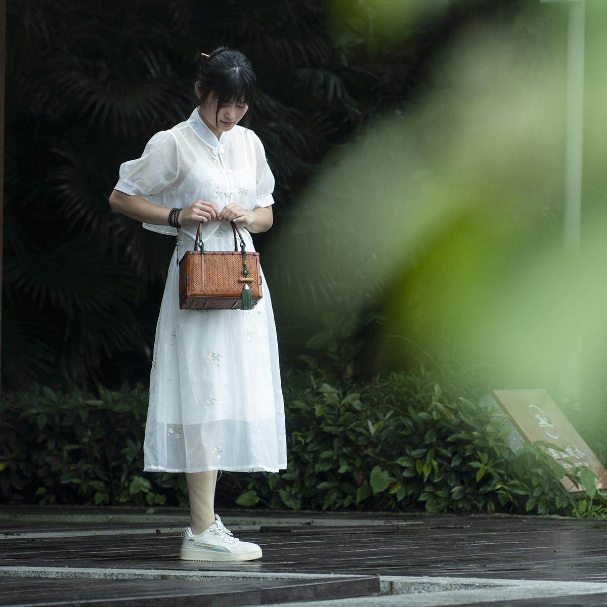 Master Qiu Retro Hand-Woven Bamboo Bag, Artistic Style Cotton-Lined Chinese Hanfu Bag, Hard-Shell Handheld Woven Bag - Thumbnail 2