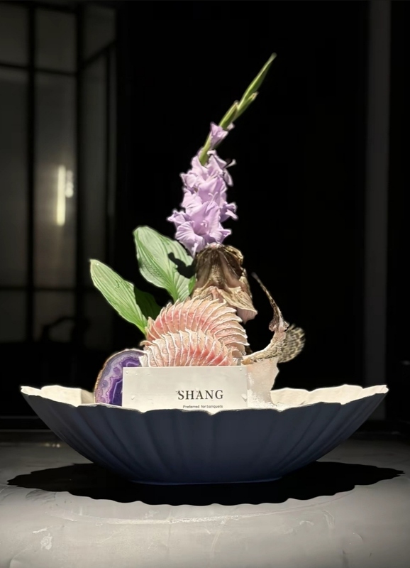 New High-End Ceramic Serving Platter for Club Use, Designed for Displaying Sashimi, Featuring Salmon, Lobster, and Seafood, with Dry Ice